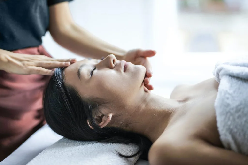 Luyện tập cơ hàm khỏe mạnh cùng Manual Stretch Nằm massage tập cơ hàm khỏe mạnh
