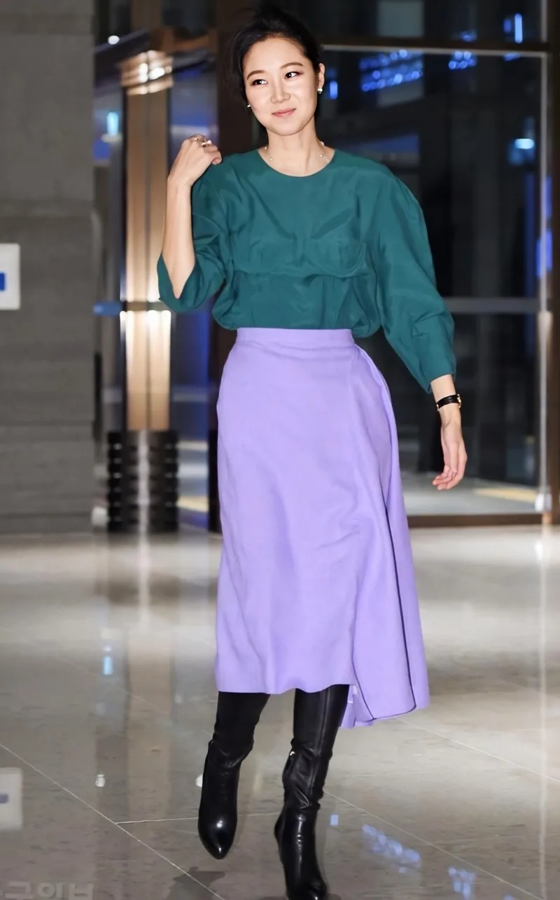 Gong Hyo Jin mặc áo xanh chân váy tím