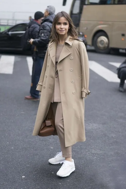 Áo khoác tailoring và giày sneakers mang đến vẻ ngoài năng động và thời thượng.
