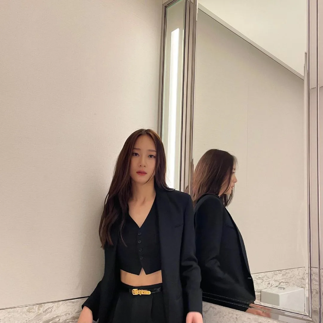 krystal diện gile cùng vest đen