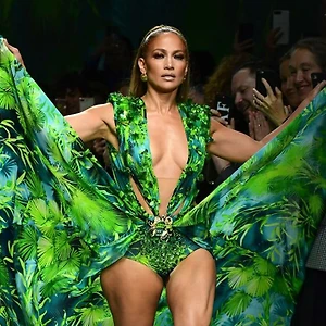Jennifer Lopez thời trang gợi cảm