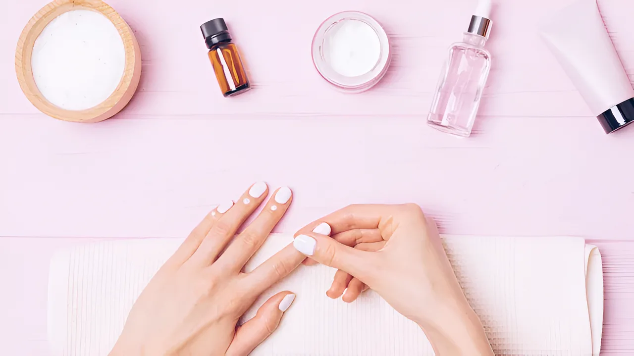 Đôi tay vuốt dầu biểu bì lên móng.