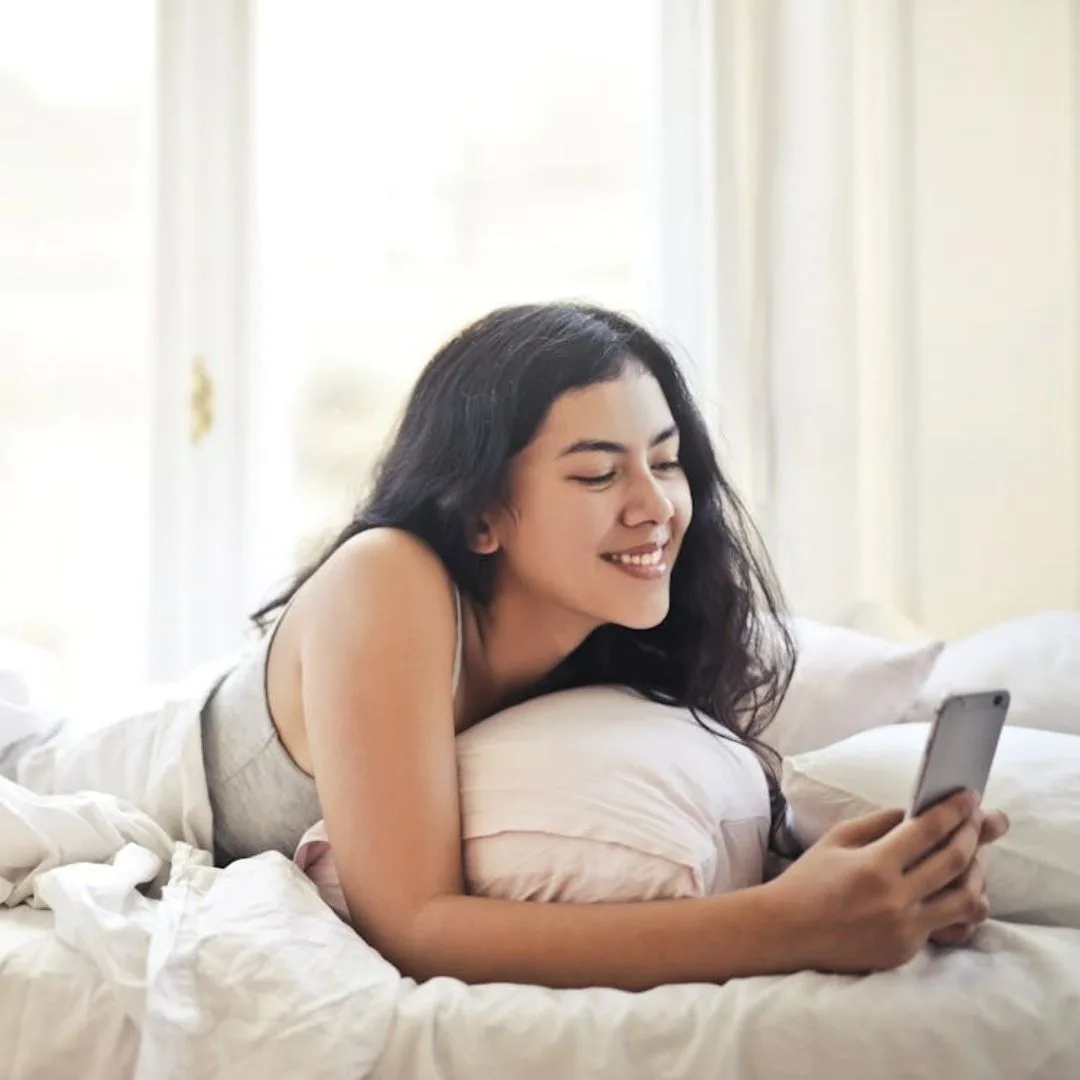Thói quen buổi sáng của nhiều người thường là sử dụng điện thoại