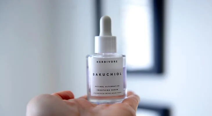 Bakuchiol là thành phần thiên nhiên được xem như sự lựa chọn thay thế cho Retinol trong dưỡng da. Bakuchiol là thành phần thiên nhiên được xem như sự lựa chọn thay thế cho Retinol trong dưỡng da.