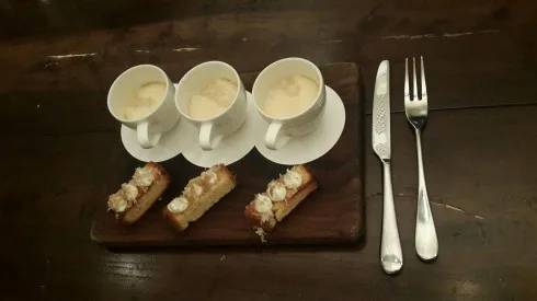 Bánh mì và súp nấm trong ly