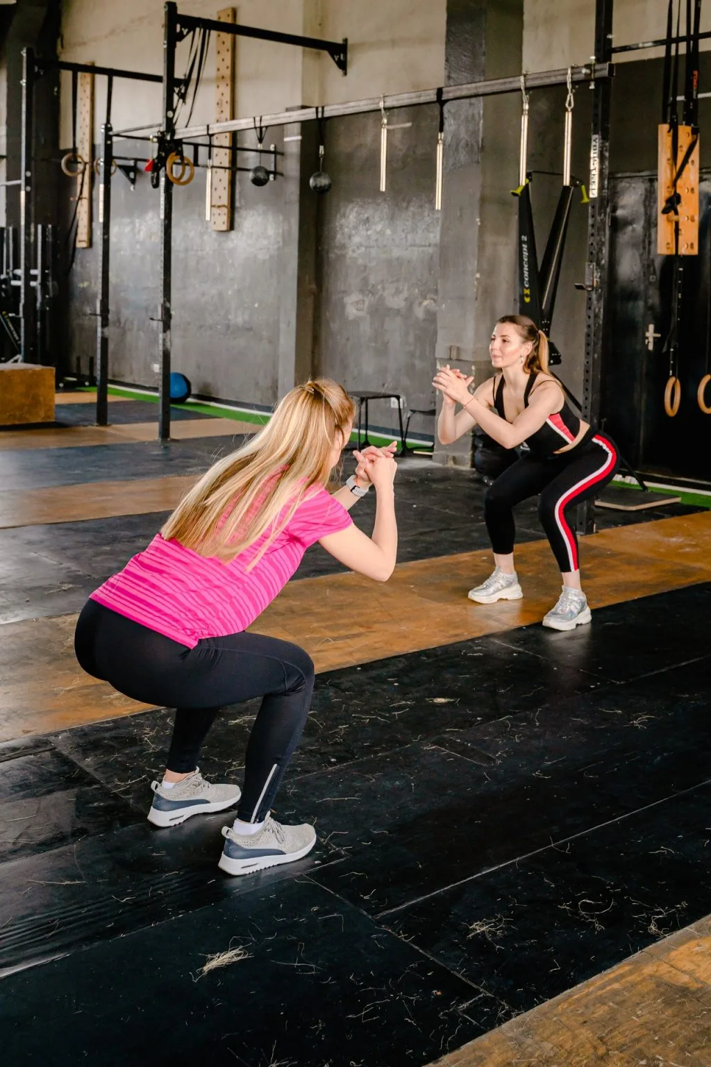 hai người phụ nữ đang squat hai người phụ nữ đang squat
