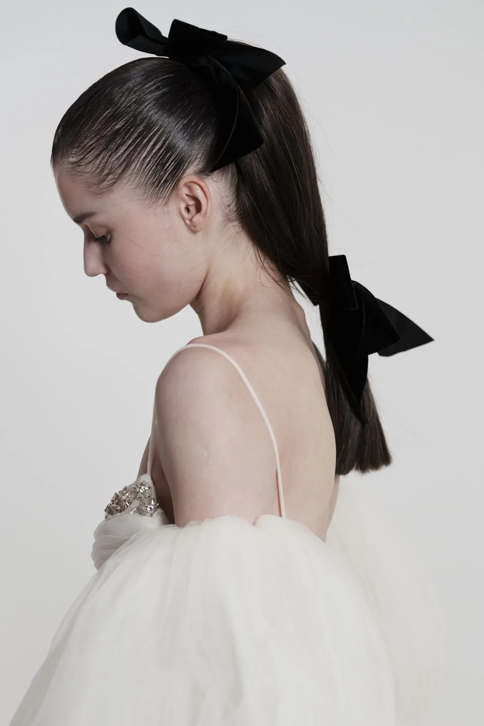 Xu hướng nơ tóc bản to màu đen Giambattista Valli