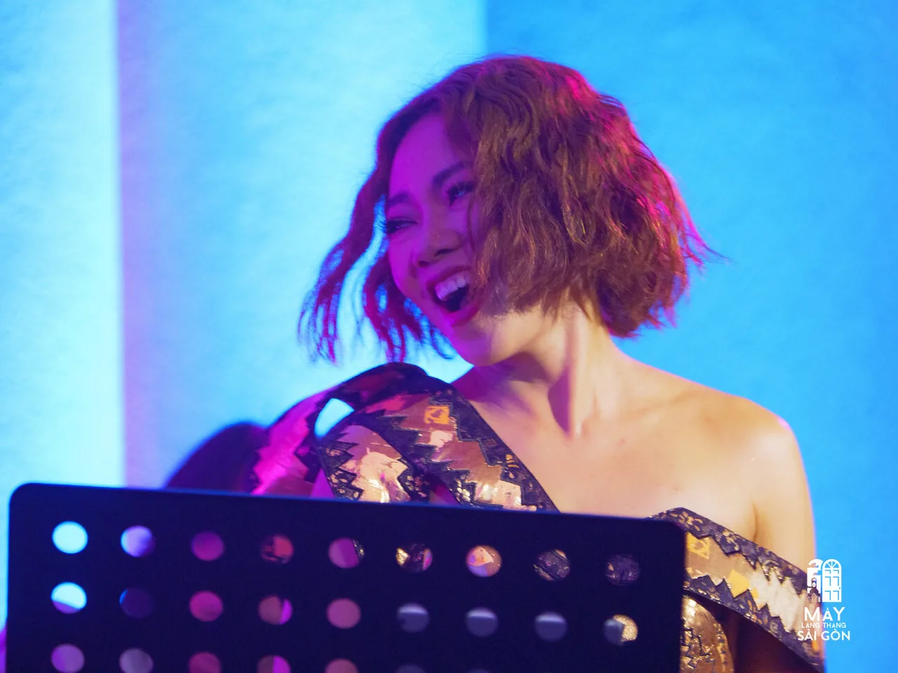 ca sĩ hà trần cười tại mây lang thang show