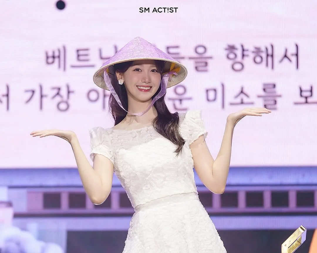 Nón lá YoonA trong chuyến fan meeting tại Việt Nam