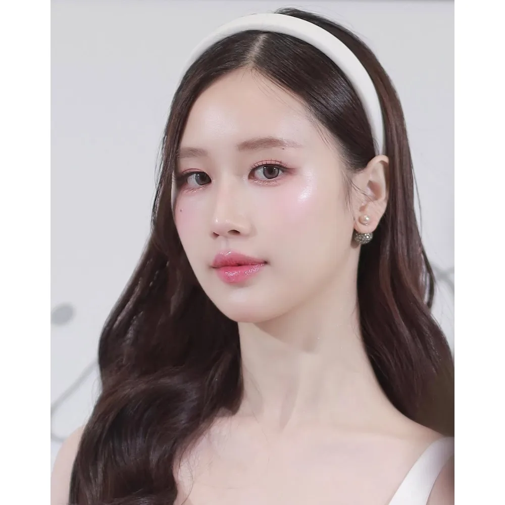 Cận cảnh làn da căng bóng của nữ diễn viên Thái Lan Janeyeh Methika.