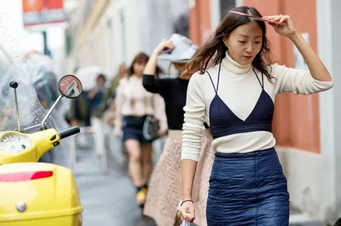 Bạn có thể mặc với áo len dệt kim hoặc áo thun. họa tiết hay màu sắc rực rỡ đều có thể.