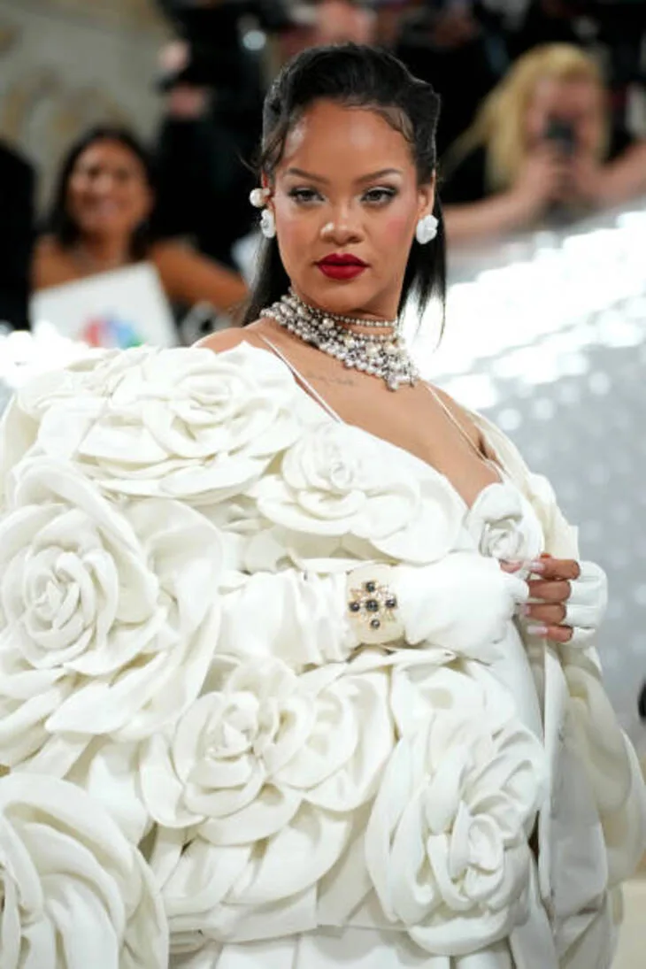 Mặc dù tới trễ nhưng Rihanna vẫn chiếm trọn spotlight.