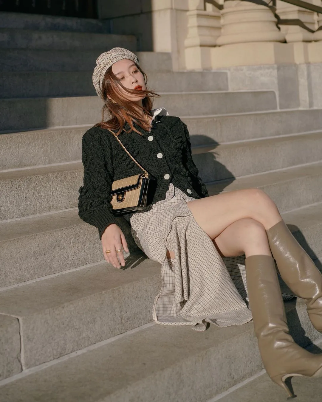 cô gái mặc váy xẻ tà streetstyle