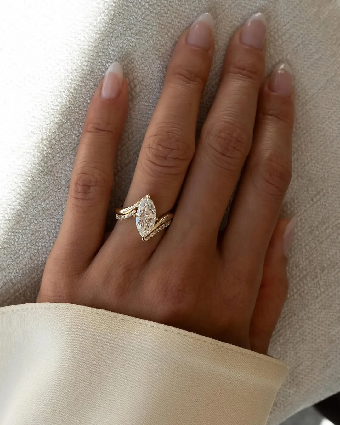 Phom dáng chiếc thuyền với hai đầu nhọn sắc sảo của dáng nhẫn Marquise - tạo tác sinh ra để dành riêng cho những tín đồ thời trang thực thụ.