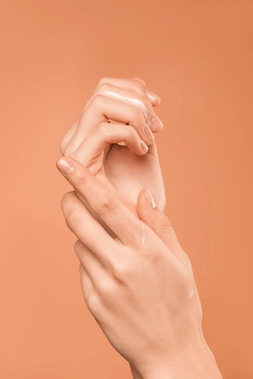 Thử mỹ phẩm lên tay trước khi dùng để tránh gây ra những tình trạng không mong muốn cho da. Thử mỹ phẩm lên tay trước khi dùng để tránh gây ra những tình trạng không mong muốn cho da.