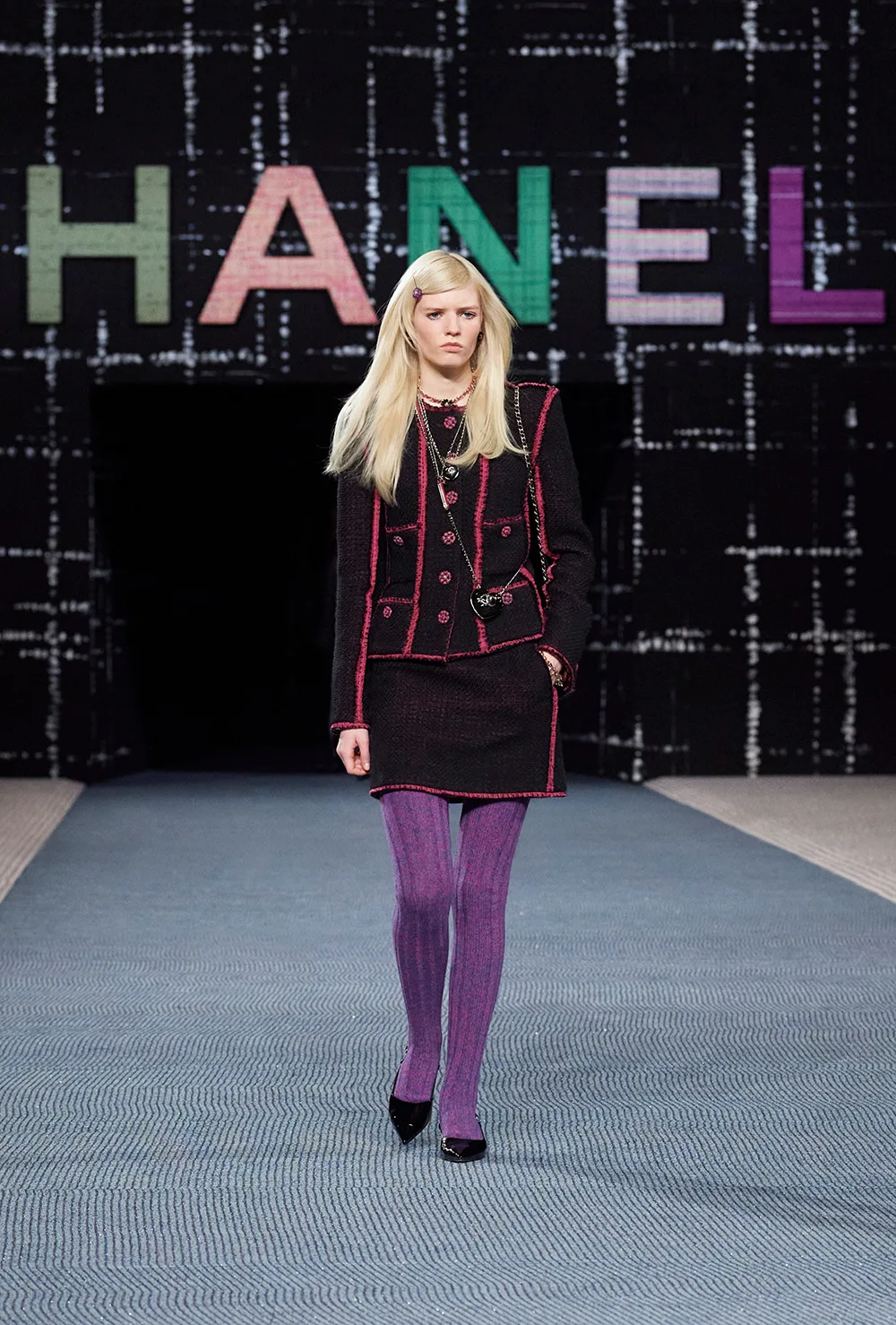 Kiểu tóc mái lệch biến hóa nhiều phong cách trong Chanel Fall-Winter 2022. Kiểu tóc mái lệch biến hóa nhiều phong cách trong Chanel Fall-Winter 2022.