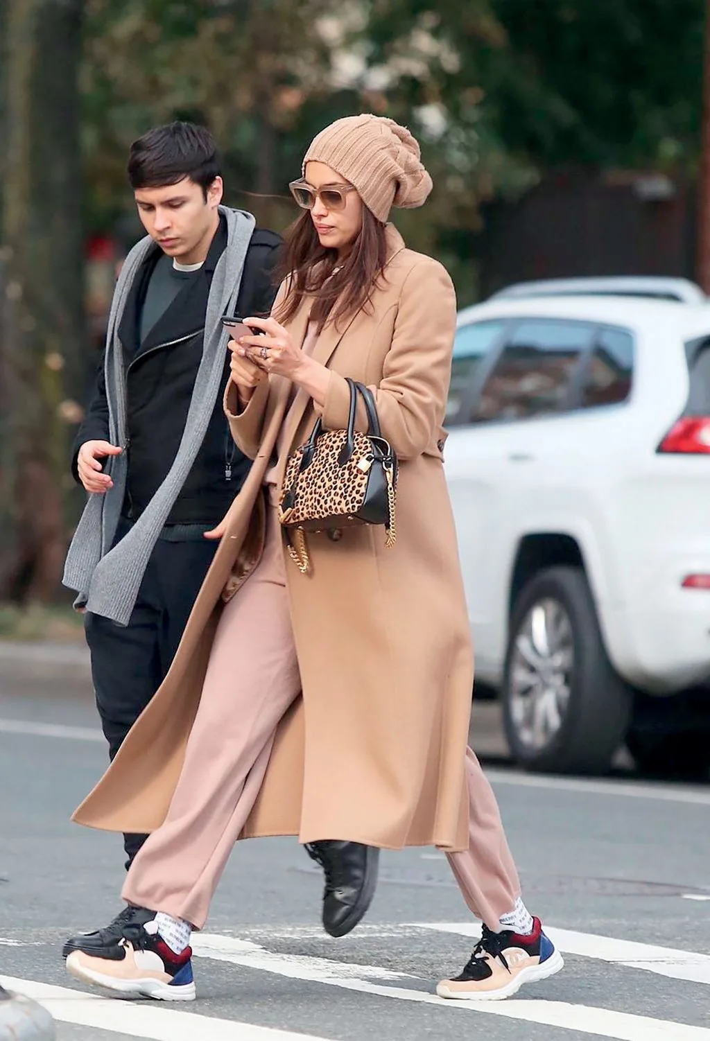 Irina Shayk 4 Irina Shayk mặc trang phục màu be và giày sneakers
