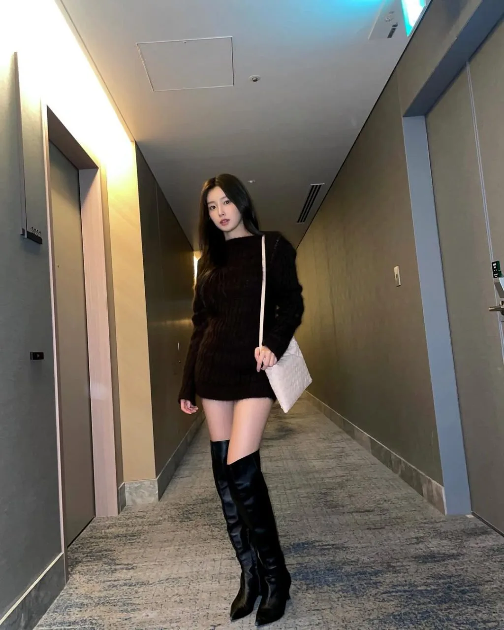 Outfit ton-sur-ton được hoàn thiện với boots đen cá tính.
