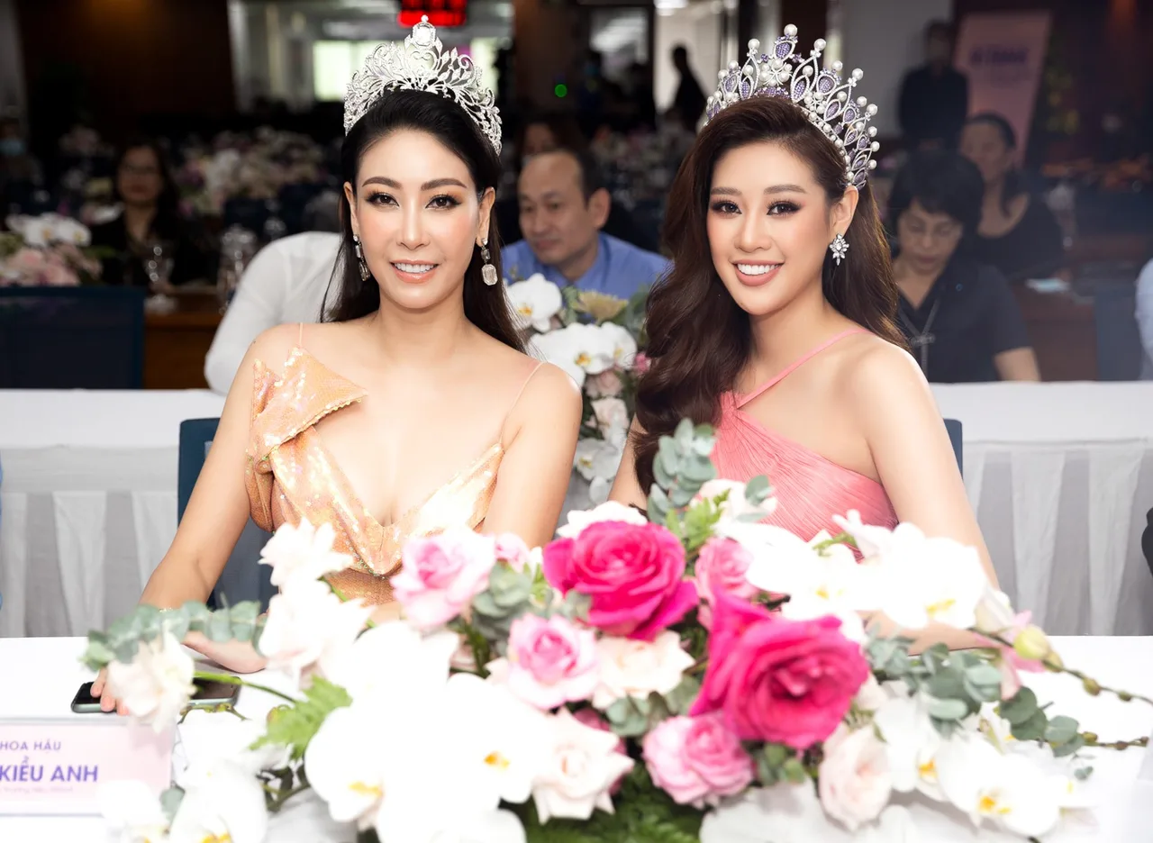 Hai hoa hậu đều có điểm chung là sở hữu làn da trắng hồng, sáng khỏe, căng mịn. Hai hoa hậu đều có điểm chung là sở hữu làn da trắng hồng, sáng khỏe, căng mịn.