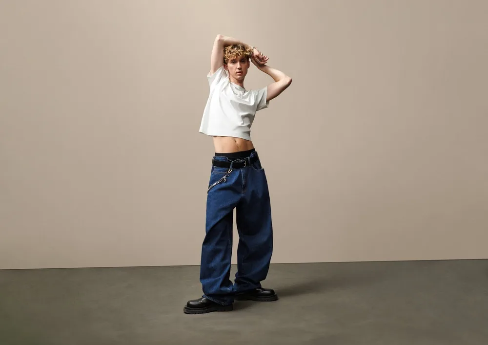 Troye Sivan diện áo phông quần denim GAP