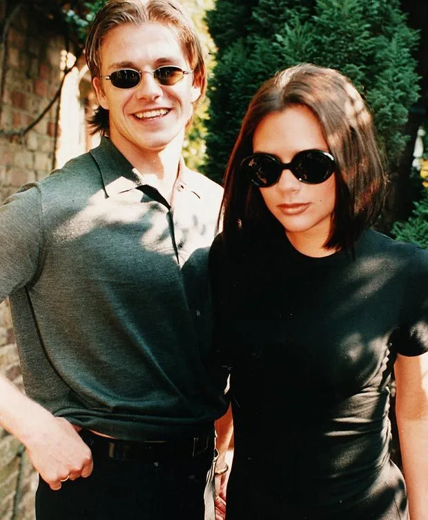 Victoria Beckham thừa nhận đã từng bơm ngực và bị bắt nạt ở trường