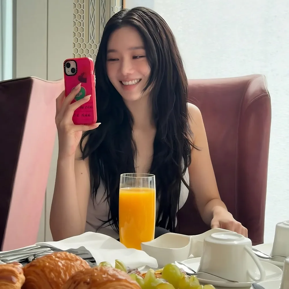 cô gái cầm điện thoại