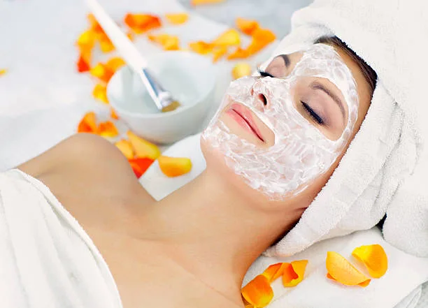bôi trực tiếp gel nha đam hoặc pha chế thêm một chút dầu dừa rồi bôi lên da trước khi ra nắng khoảng 30 phút là bạn có thể chống nắng hiệu quả