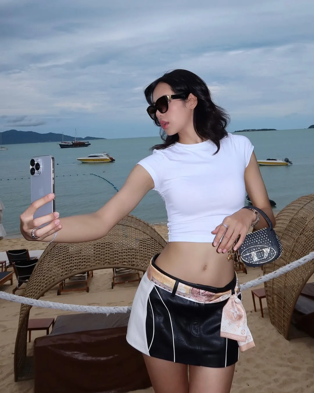 lalalalisa_m diện váy da phối croptop