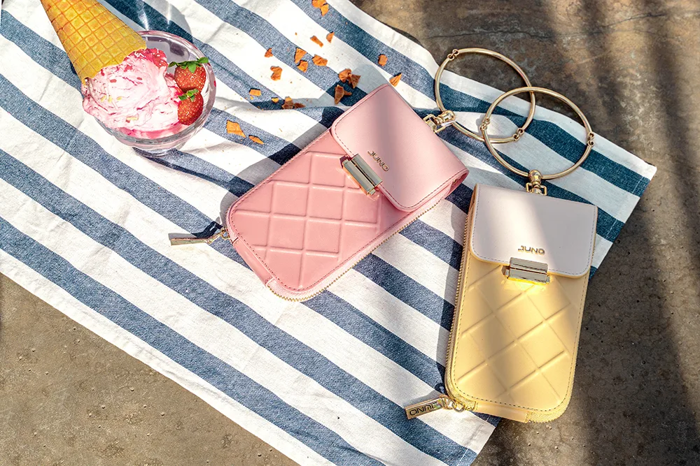 Juno phone case trên bãi biển mùa hè