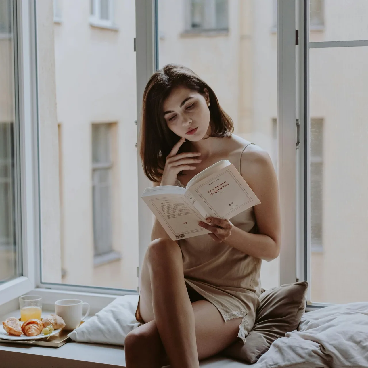 Cô gái duy trì thói quen đọc sách