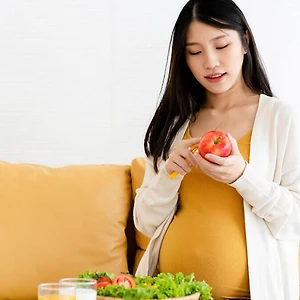Mẹ bầu gọt trái cây