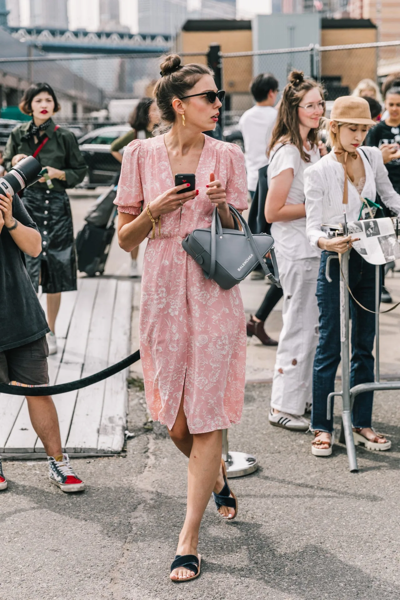thời trang cung hoàng đạo đầm hồng túi balenciaga