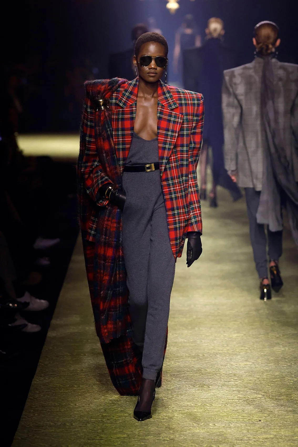 BST Saint Laurent AW23 thời trang thập niên 80 & "Power Dressing"