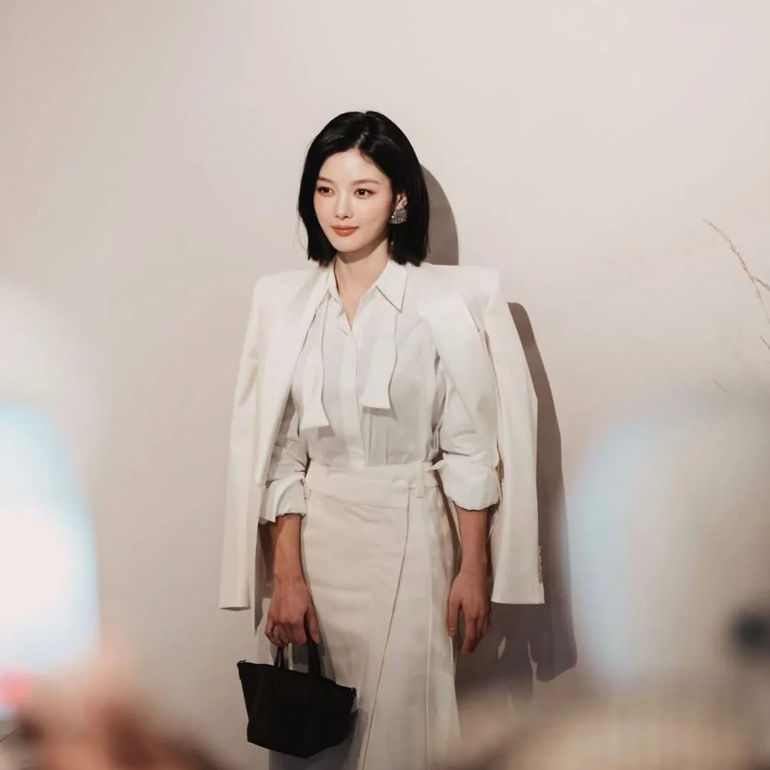Sao Hàn Kim Yoo Jung xuất hiện xinh đẹp tại sự kiện