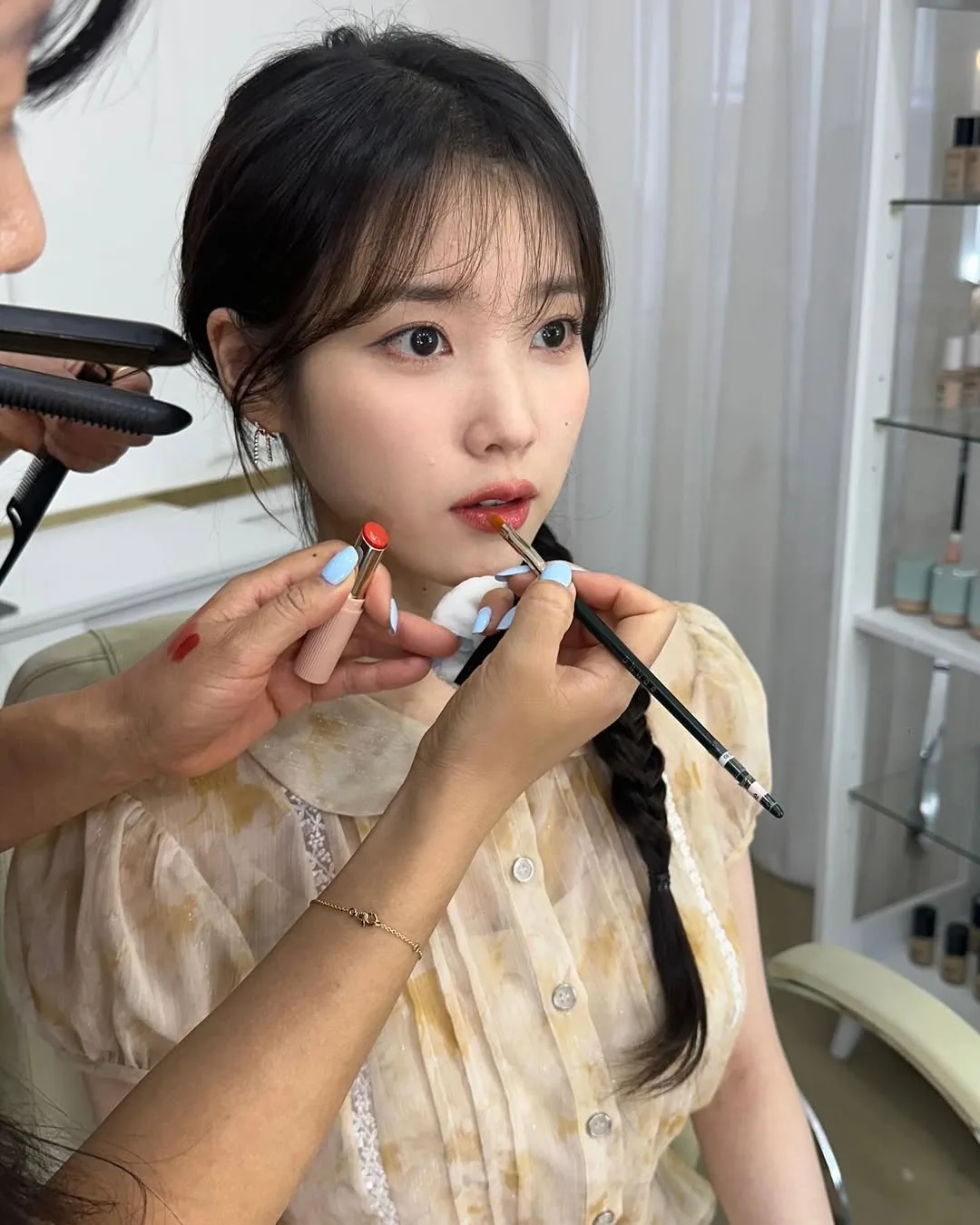 IU vừa ngọt ngào vừa thanh lịch trong thiết kế áo voan hoa.