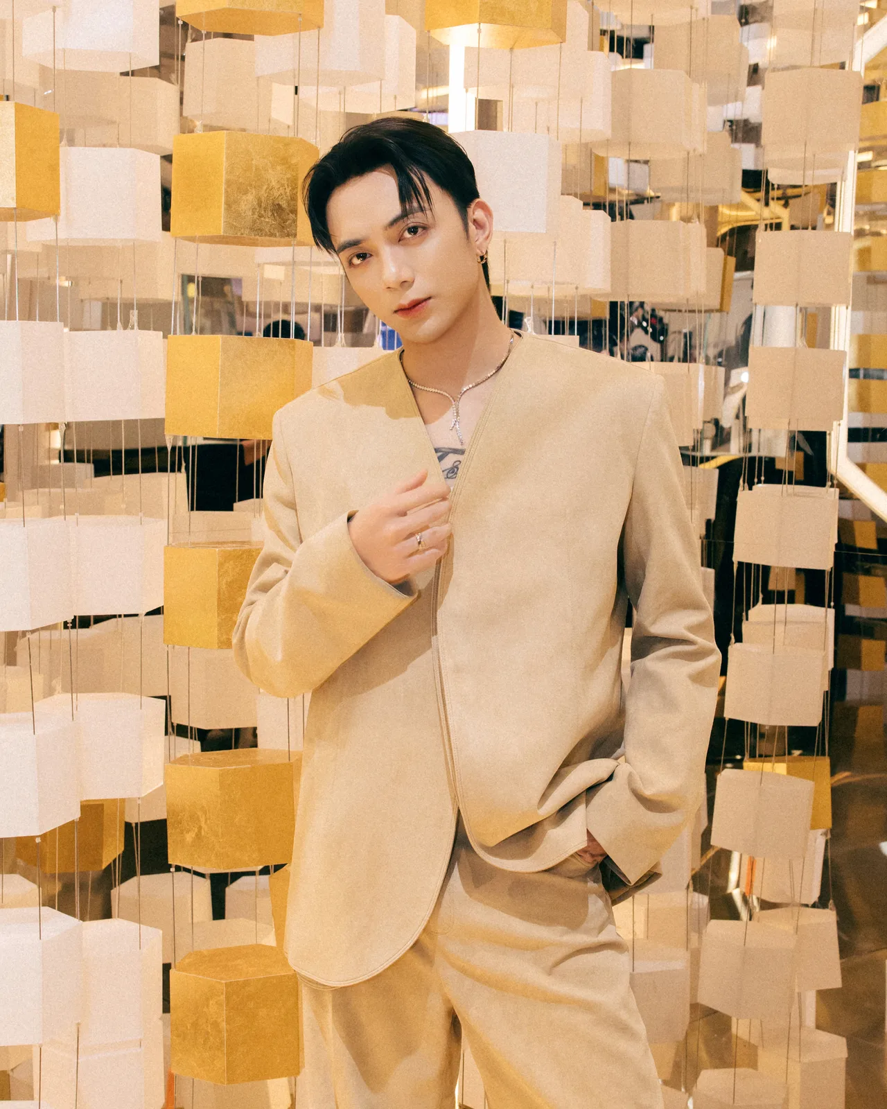 Soobin diện chuẩn dress code, check in tại sự kiện Bee de Chaumet.