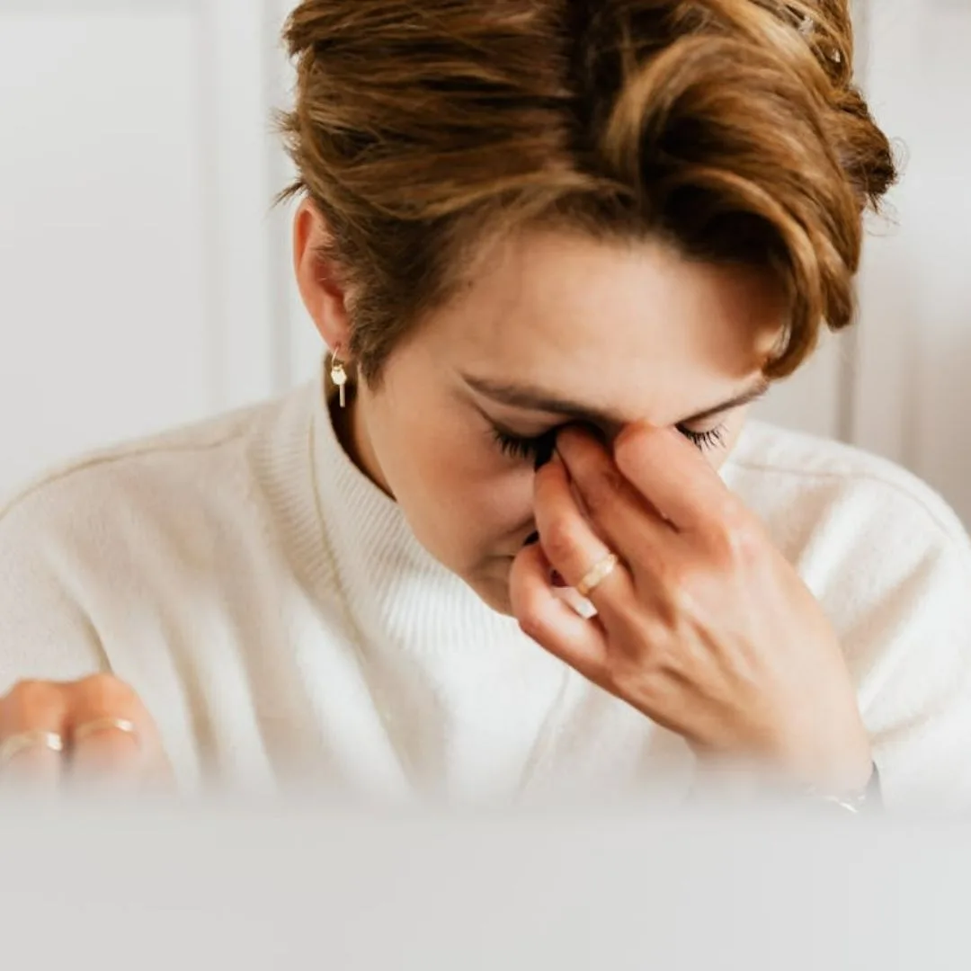 cô gái văn phòng thường xuyên nheo và dụi mắt làm xuất hiện nếp nhăn