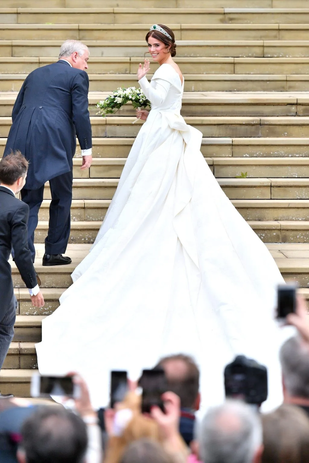 so sánh váy cưới của Công chúa Eugenie, Kate Middleton và Meghan Markle