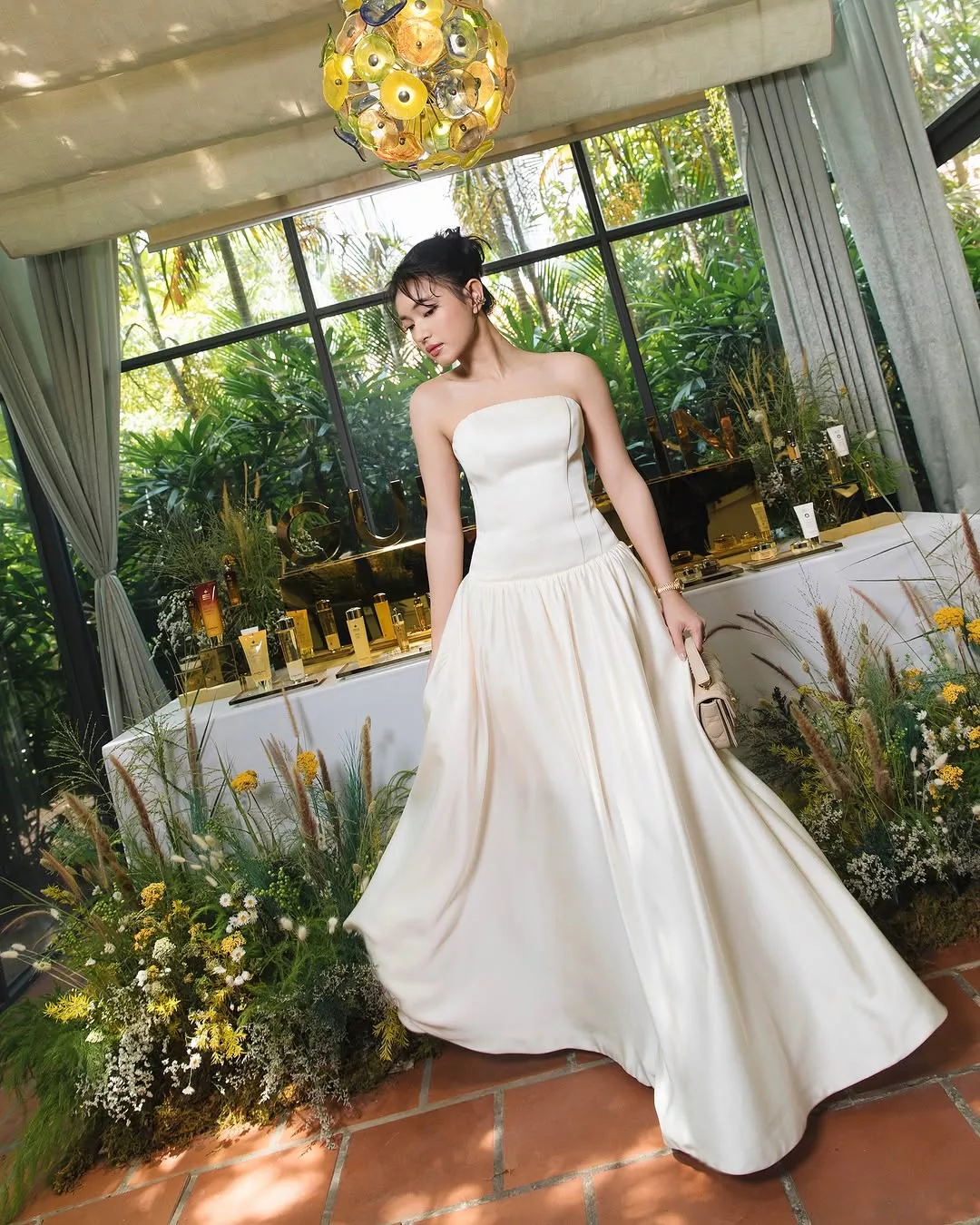 Châu bùi diện váy trắng