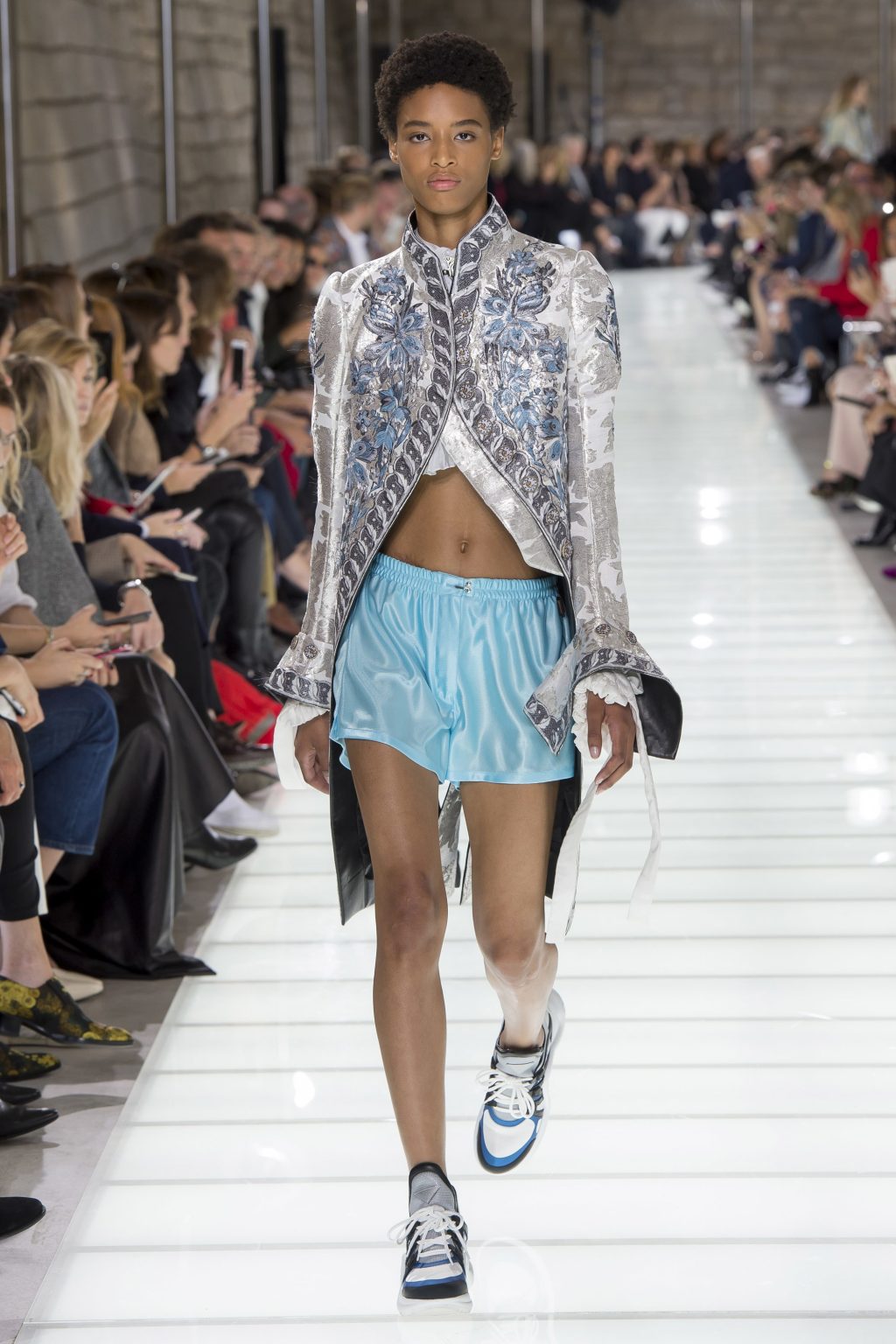 Bộ sưu tập Xuân-Hè Louis Vuitton 2018: Thời trang hoàng gia hồi sinh cùng cảm hứng đường phố Bộ sưu tập Xuân-Hè Louis Vuitton 2018: Thời trang hoàng gia hồi sinh cùng cảm hứng đường phố