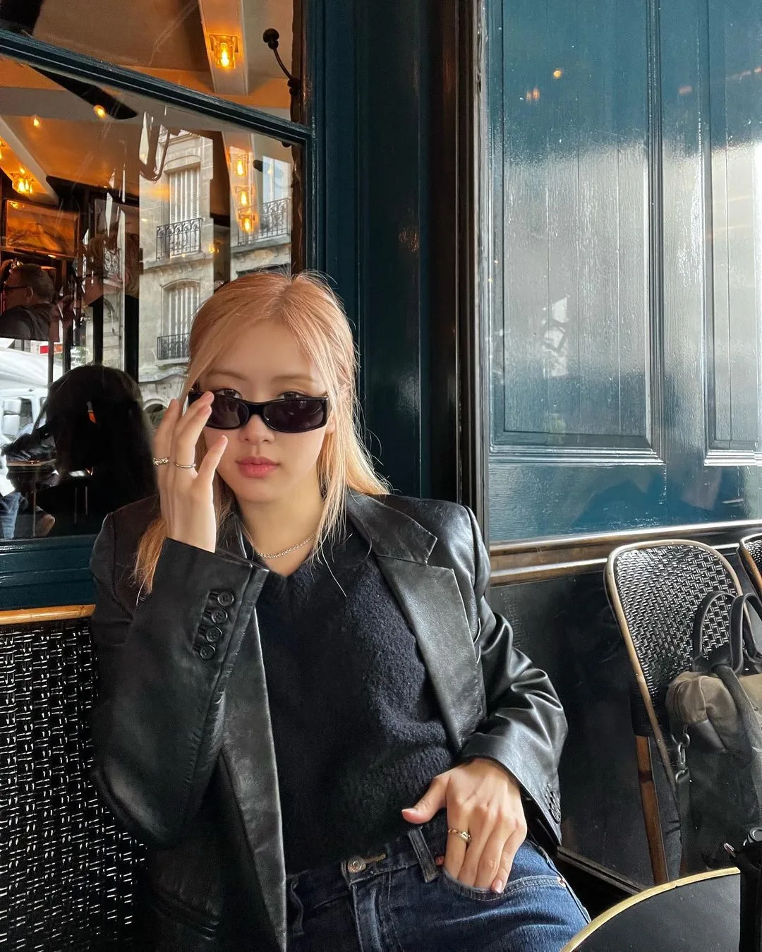 Rosé (BLACKPINK) diện áo khoác da màu đen