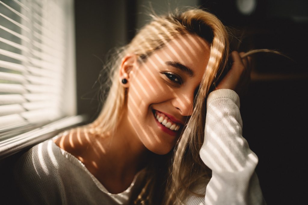 cô gái cười đẹp chăm sóc răng
