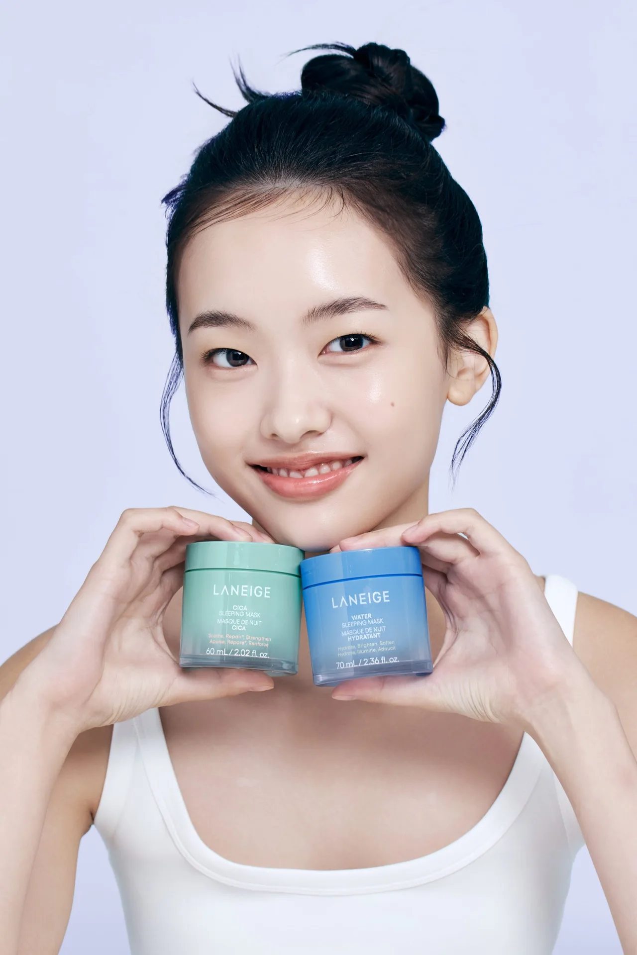 cô gái cầm hai sản phẩm mặt nạ ngủ Laneige