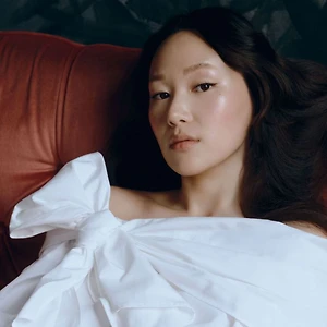 nữ diễn viên Yerin Ha bridgerton mùa 4 elle