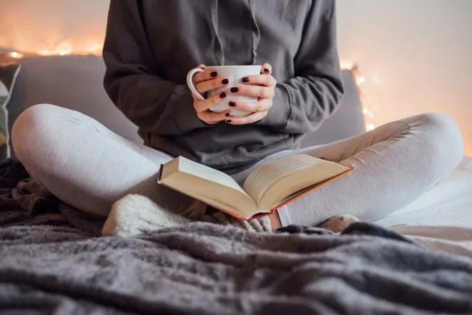 Đọc sách trước khi đi ngủ được xem là một phương thuốc giúp tinh thần thoải mái, tĩnh lặng