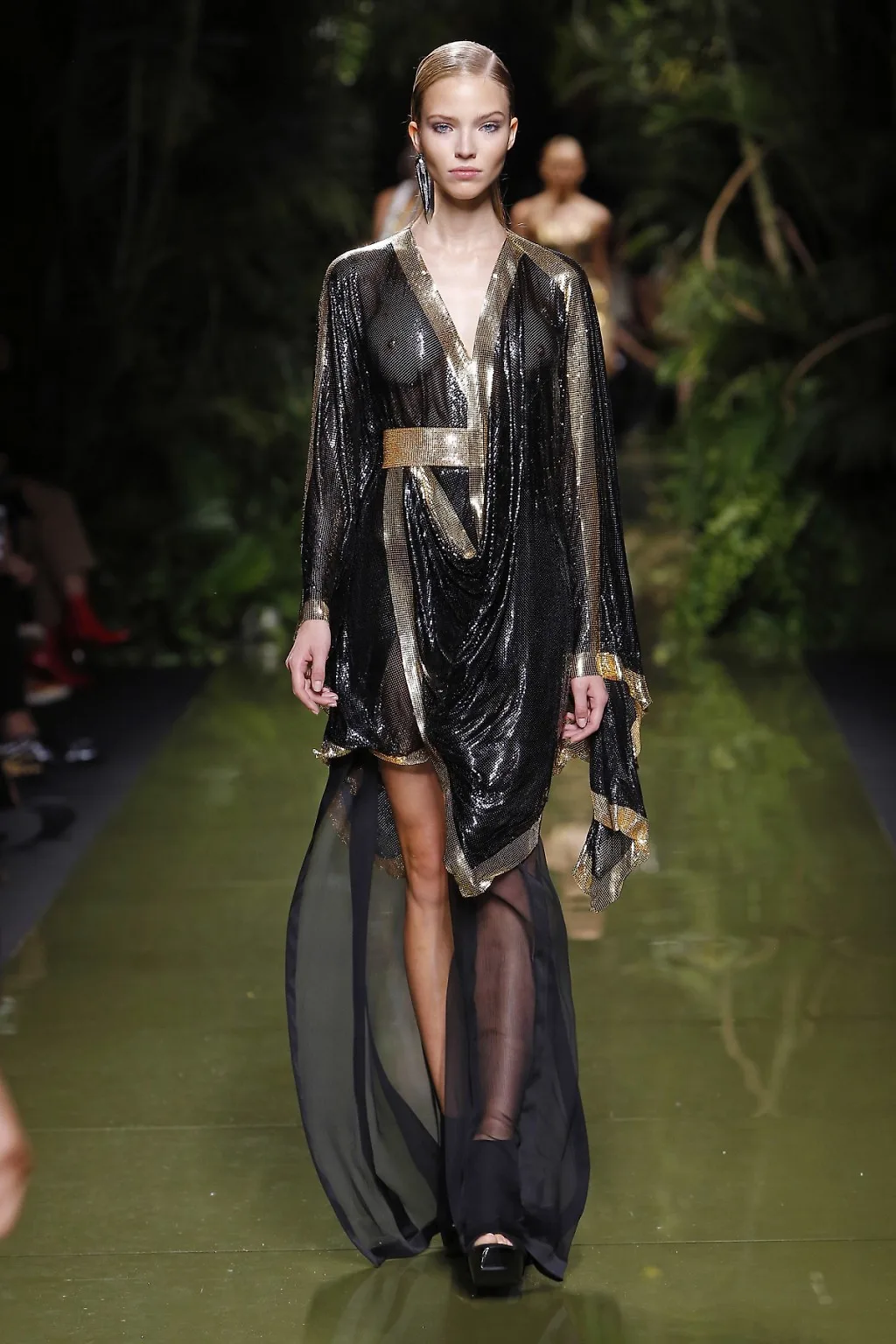 Những thiết kế metallic khép lại BST của Balmain