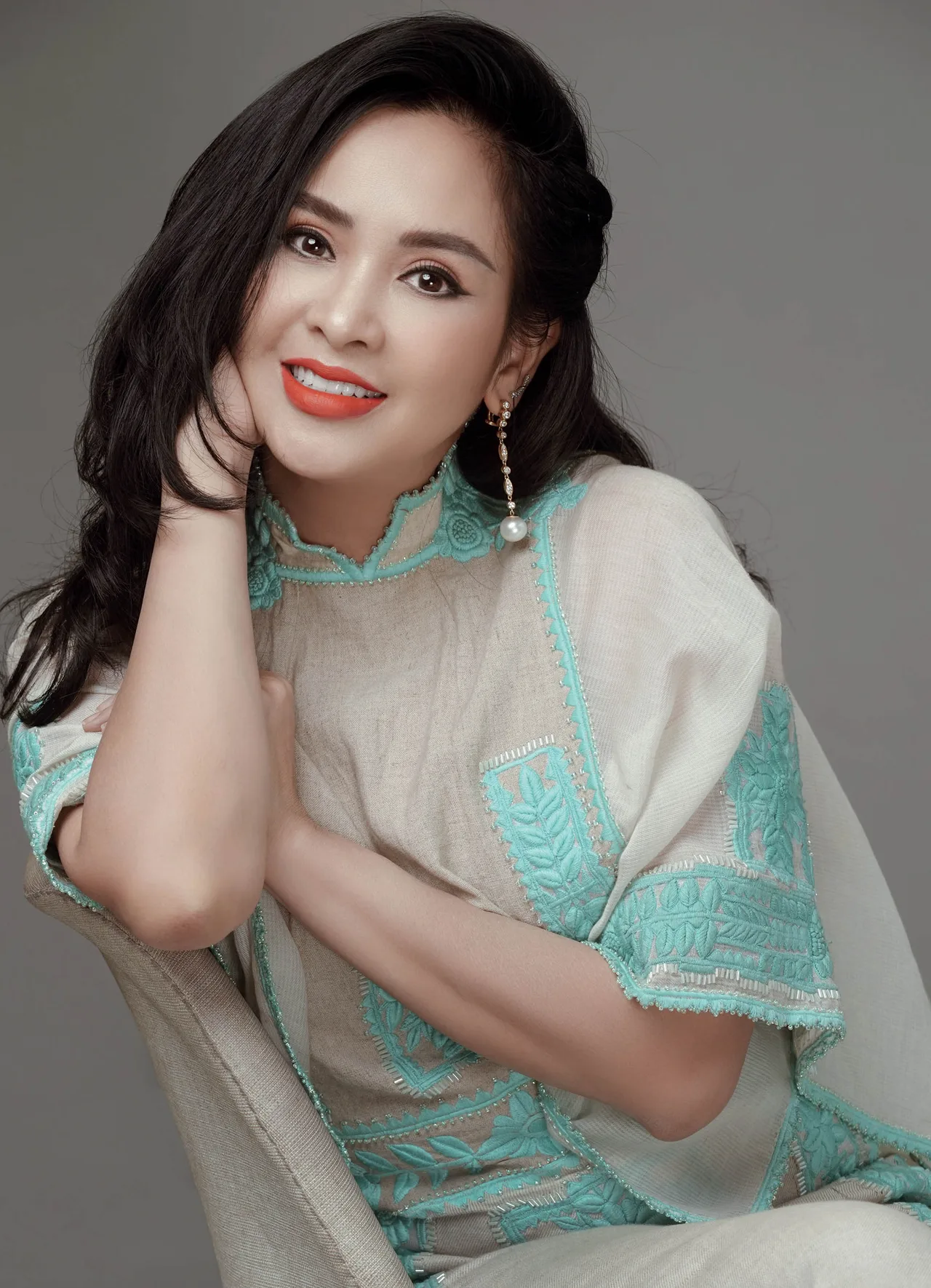 phụ nữ Thanh Lam mặc đầm xanh phụ nữ Thanh Lam mặc đầm xanh