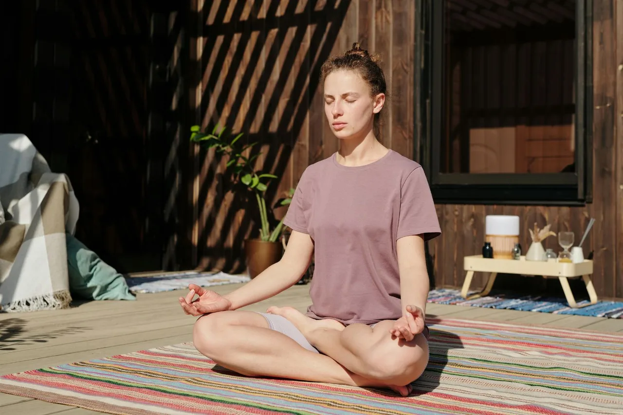 Thiền chánh niệm là phương pháp giúp bạn đưa sự chú ý trở lại hiện tại thông qua hơi thở.