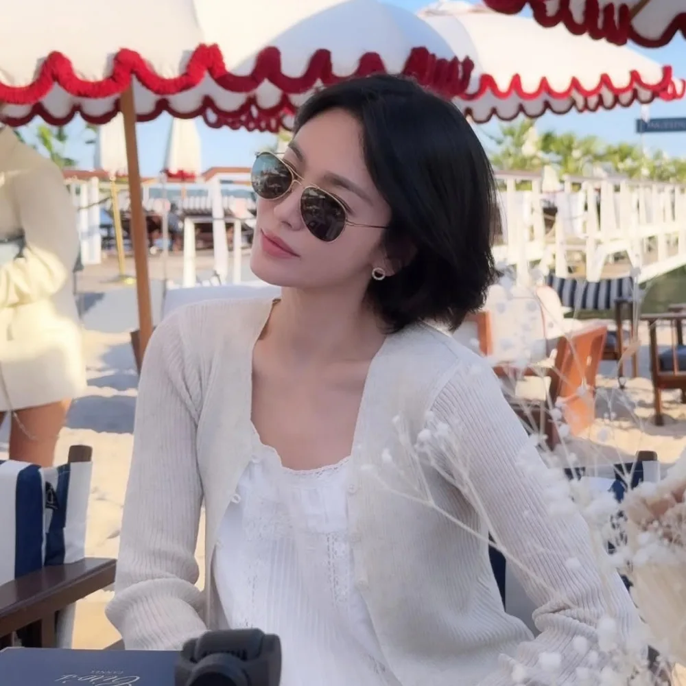 Song Hye Kyo đeo kính và để tóc bob