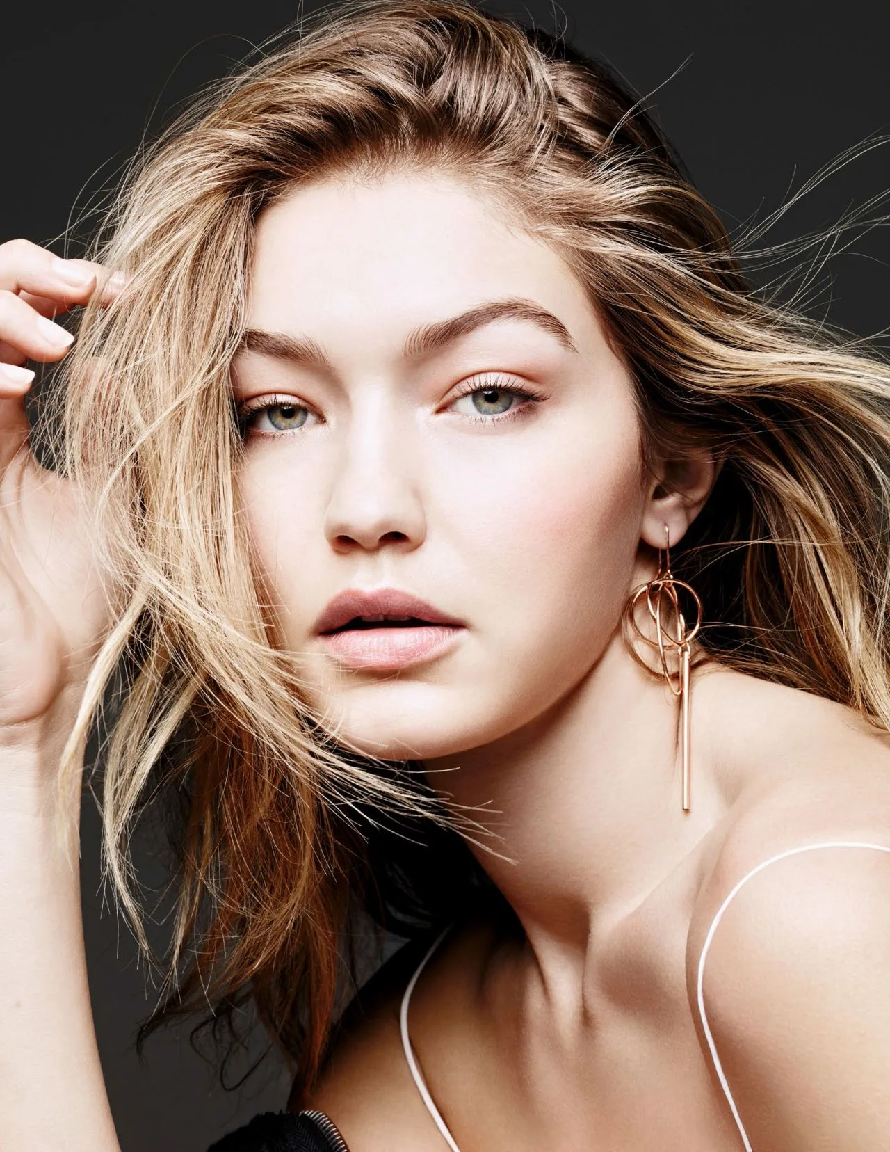 Sự hội ngộ bất ngờ của hai thế hệ siêu mẫu quyền lực Kate Moss và Gigi Hadid Sự hội ngộ bất ngờ của hai thế hệ siêu mẫu quyền lực Kate Moss và Gigi Hadid